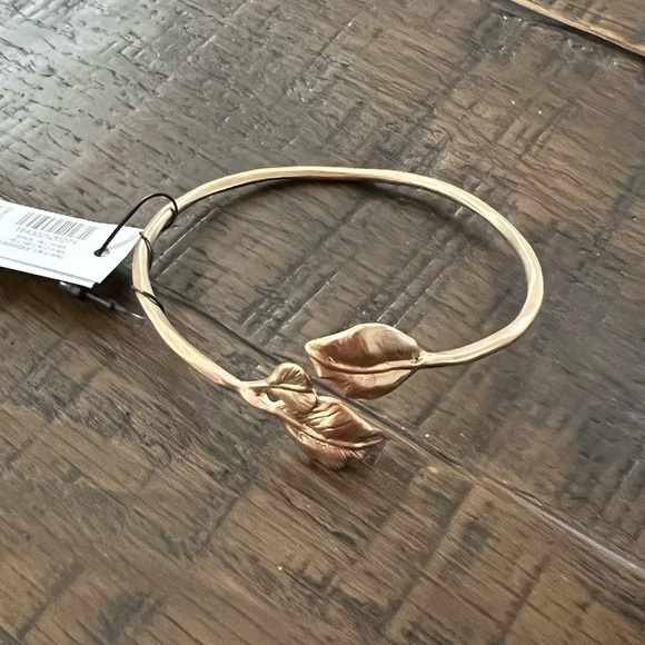 NEW! Chico's Gold Leaf Bangle Bracelet - 2.16" x 2.36" in diameter - Picture 4 of 6